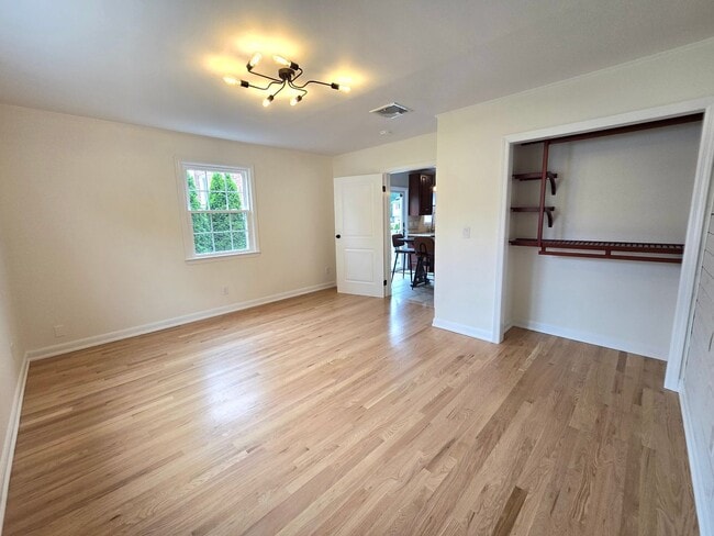 Building Photo - Beautifully updated, ranch style single fa...