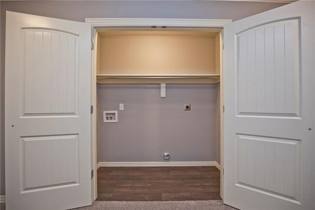 Building Photo - 4 Bed 4.5 Bath Townhouse just mins away from the University!