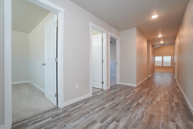 Building Photo - 3067 N Greengate Wy