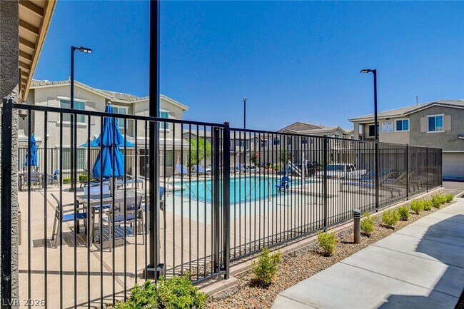 Building Photo - 5730 Sky Pointe Dr