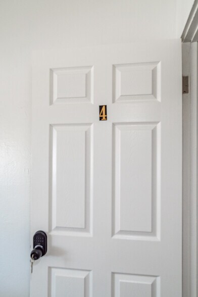 Rooms for Rent-Room 4 - 45426 10th St W