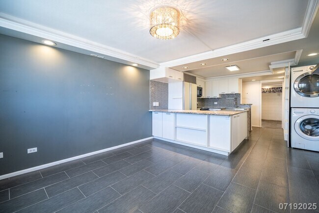 Building Photo - $2,600 / 2br - 730ft2 - 2 Bed 1 Bath Condo...