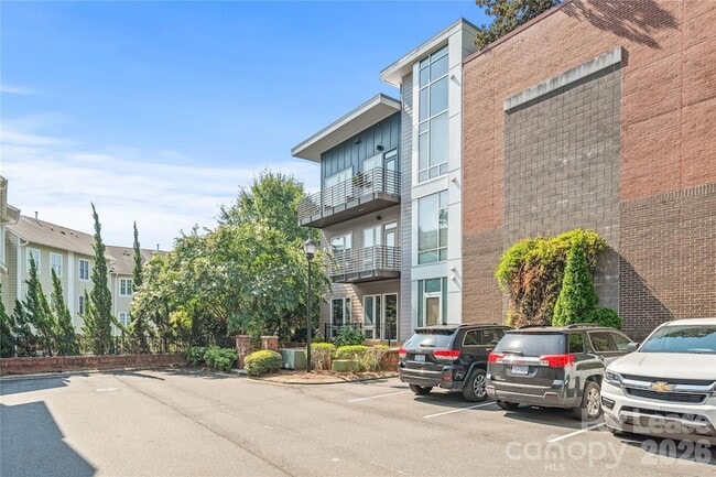 Building Photo - 2200 Lyndhurst Ave