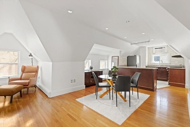 Building Photo - 1426 Cambridge St