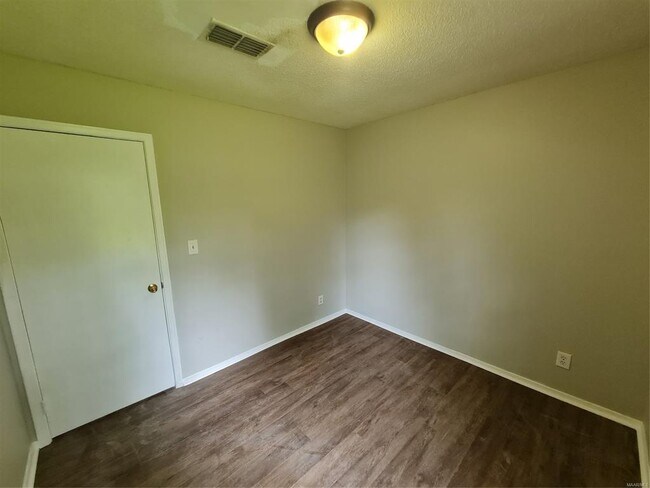 Building Photo - 3044 Cross Creek Dr