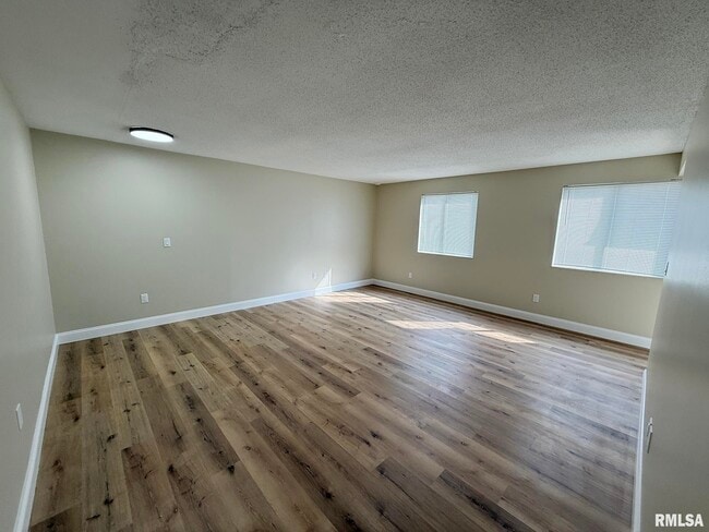 Building Photo - 3440 Villa Ridge