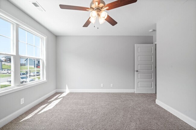 Building Photo - Beautiful Home Close to Fort Campell Ready for You to Make New Memories In