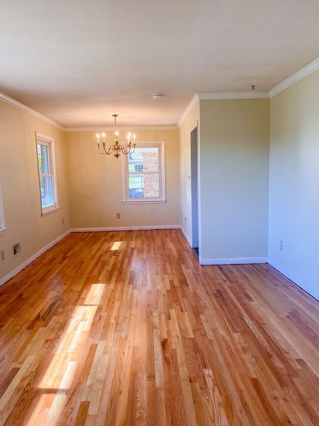 Building Photo - 2117 Clairmont Dr
