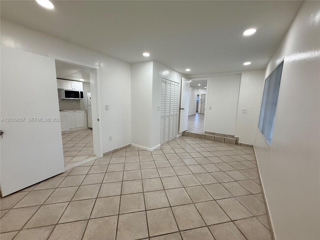 Building Photo - 561 W 39th St