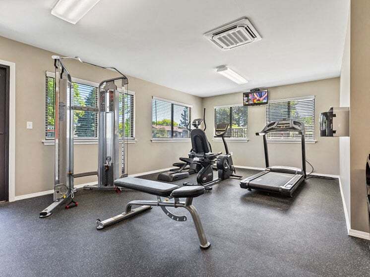 Fitness center - Woodland Villa Apartments