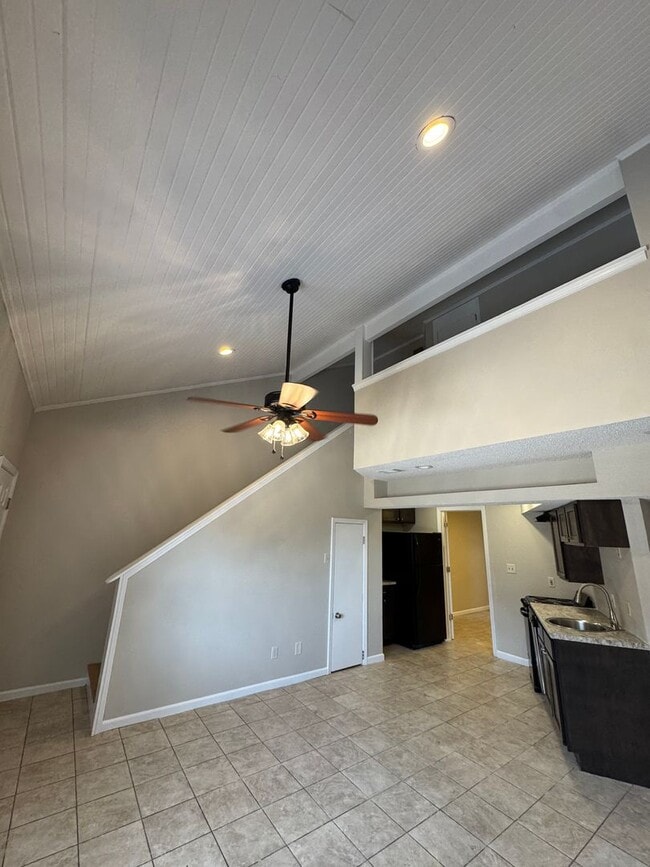Building Photo - 2 bed / 2 bath Condo in the Center of Jone...