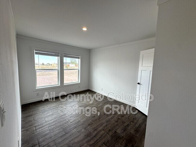 Building Photo - 692 E Hahns Peak Ave