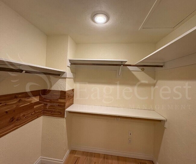 Building Photo - *2nd Month Rent Free* 3 Bedroom Townhome Near Country Club Golf Course