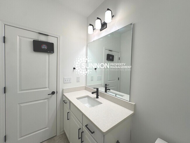 Building Photo - New 3 Bed Townhome in Mineral Springs