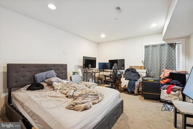 Building Photo - 1946 Titan St