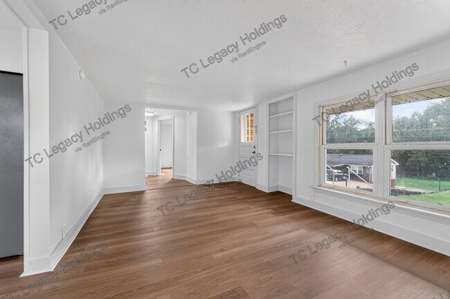 Building Photo - 649 Maple St