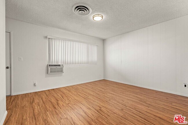 Building Photo - 15540 Moorpark St