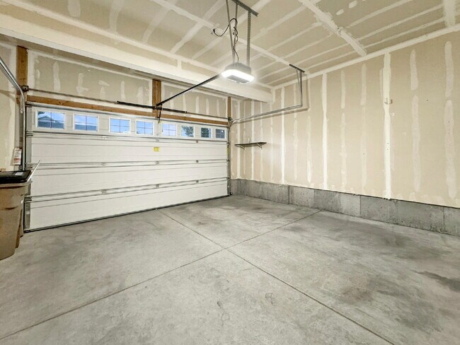 Building Photo - SHORT-TERM LEASE Townhouse in Draper - 3 BD 2.5 BA 2 GA - 2250 Square Feet