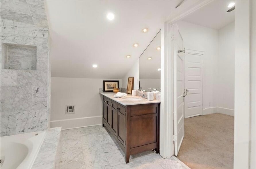 Building Photo - 5815 S Robertson St