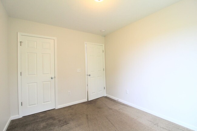 Building Photo - Spacious 3-Bed, 2.5-Bath Townhome Availabl...