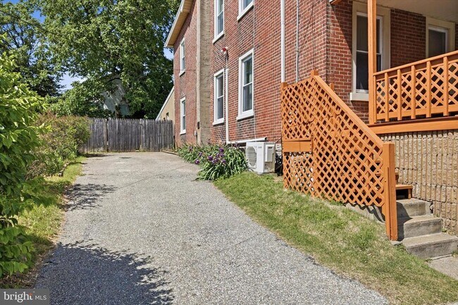 Building Photo - 712 E Hector St