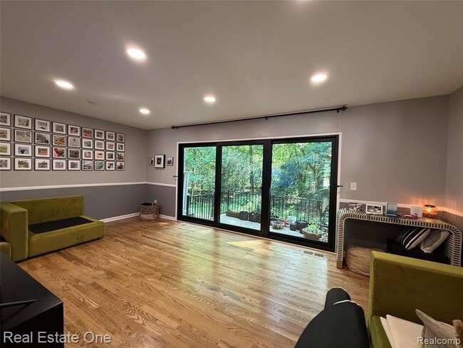 Building Photo - 1403 Oakbrook E Dr