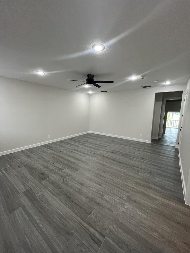 Building Photo - 1800 Country Club Dr