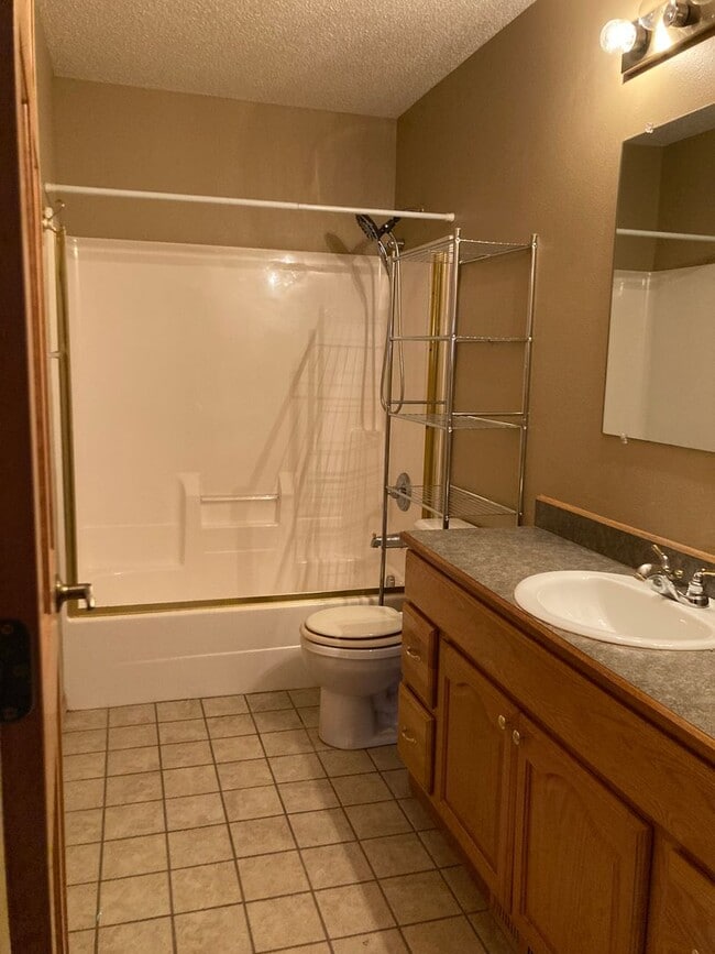 Building Photo - 2 Bed 2 Bath Twinhome with double attached garage SORRY NO PETS!!