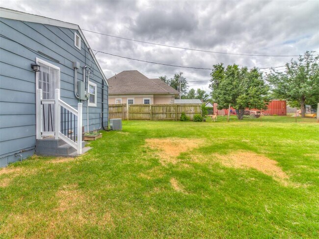 Building Photo - 621 N 16th St