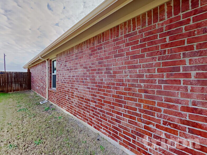 Building Photo - 916 Roland Dr