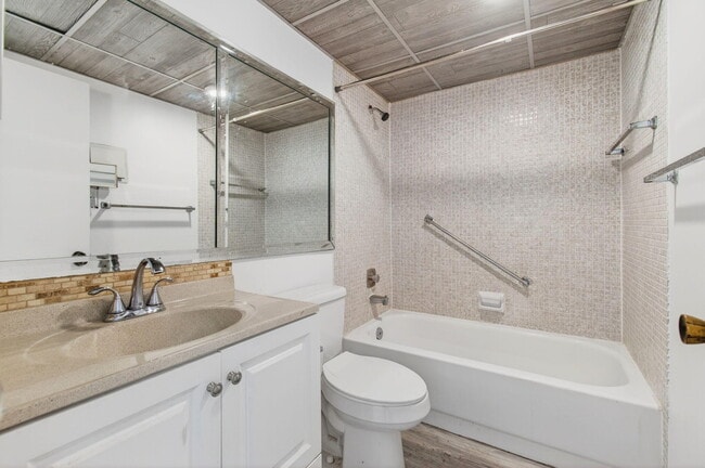 Building Photo - 180 Flanders C