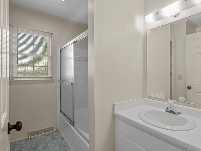 Building Photo - 400A Taylor Rd