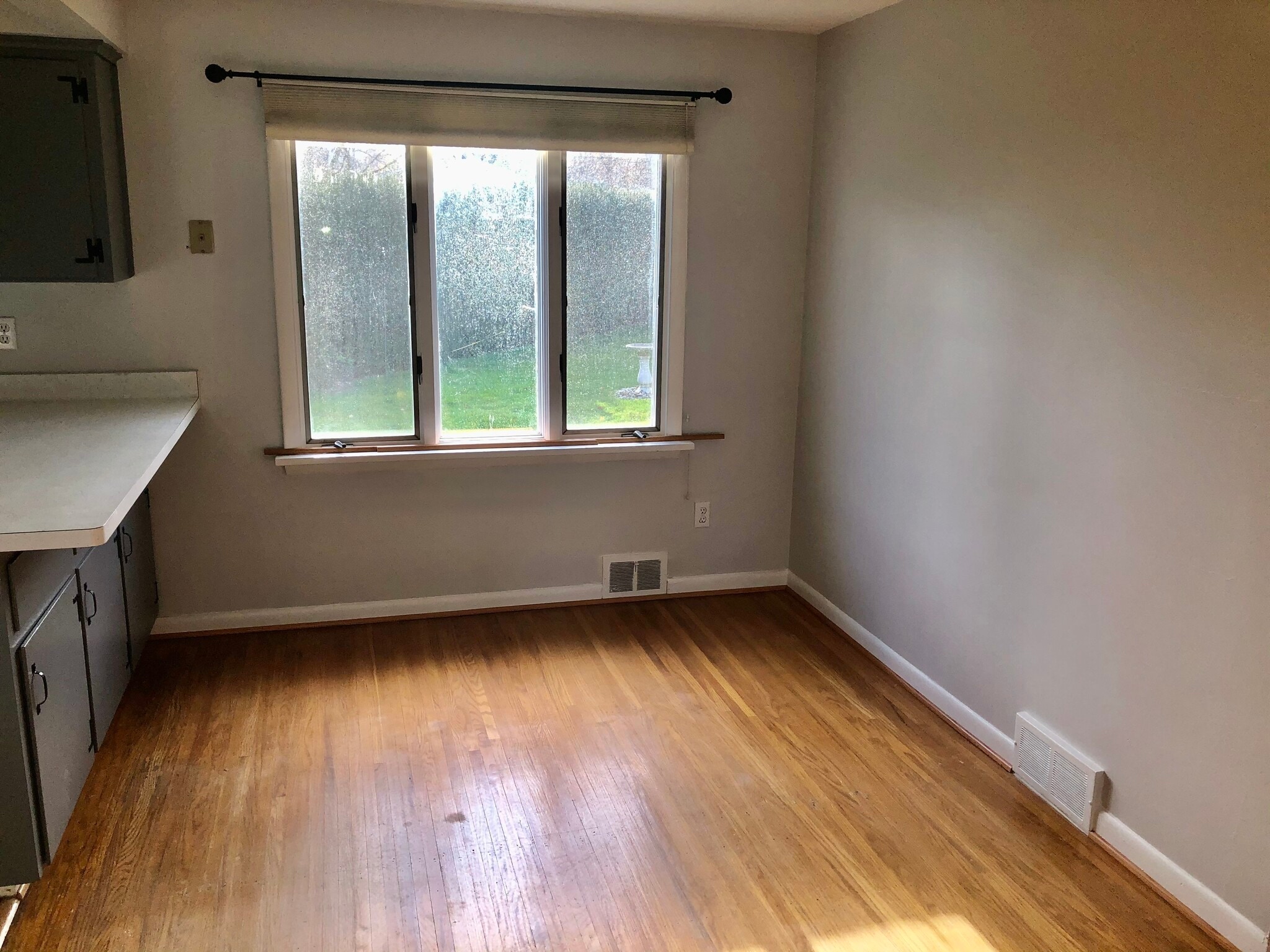Building Photo - 129 Roselawn Cres