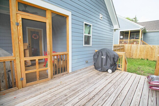 Building Photo - Charming 3 bedroom 2.5 bath home in incredible Durham location, with a massive fenced in yard!