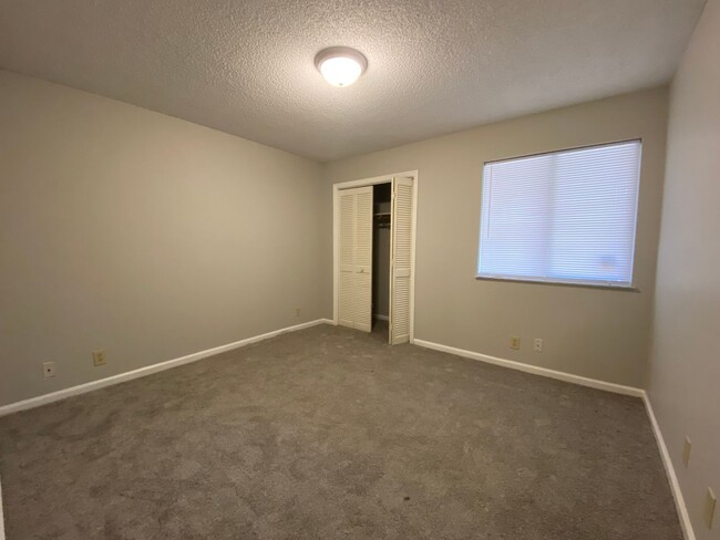 Building Photo - MOVE IN READY (PET FRIENDLY)