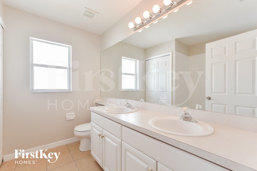 Building Photo - 733 Via Bianca Dr