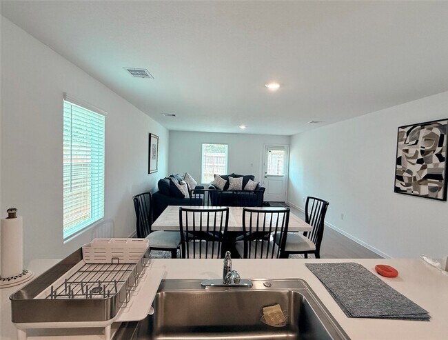 Building Photo - 21321 Carosella Dr