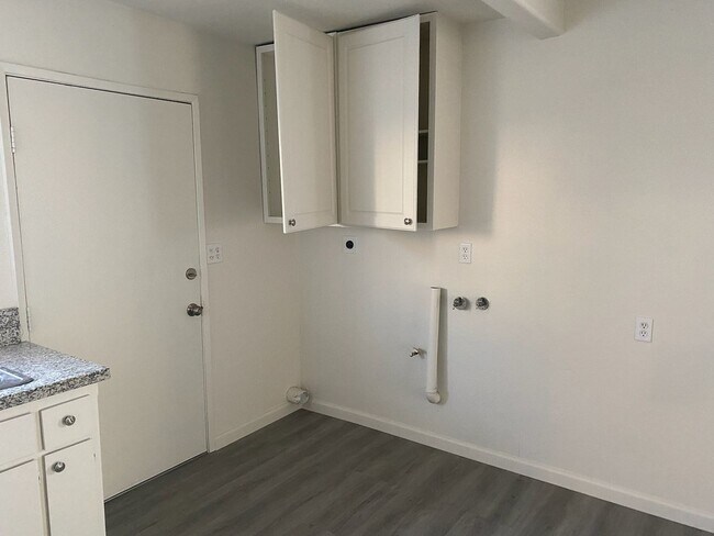 Building Photo - 207 E Sequoia Ave