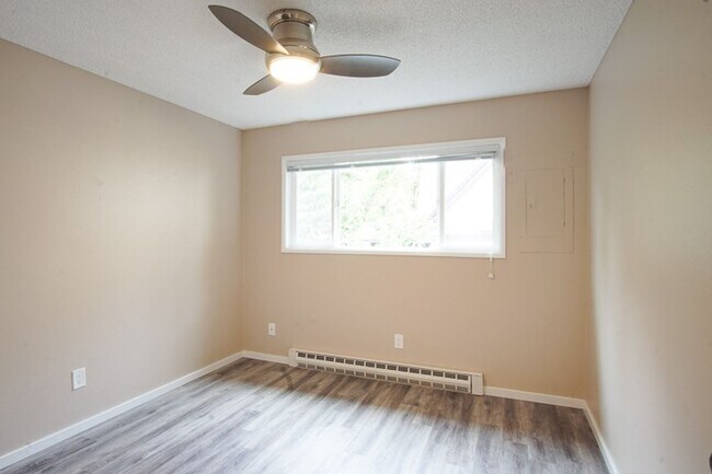 Building Photo - Off SE Belmont: Mid-Century 2Bdr w/ Parkin...