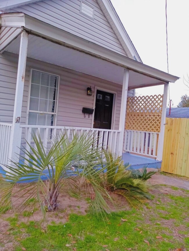 Primary Photo - 2327 Gardner St