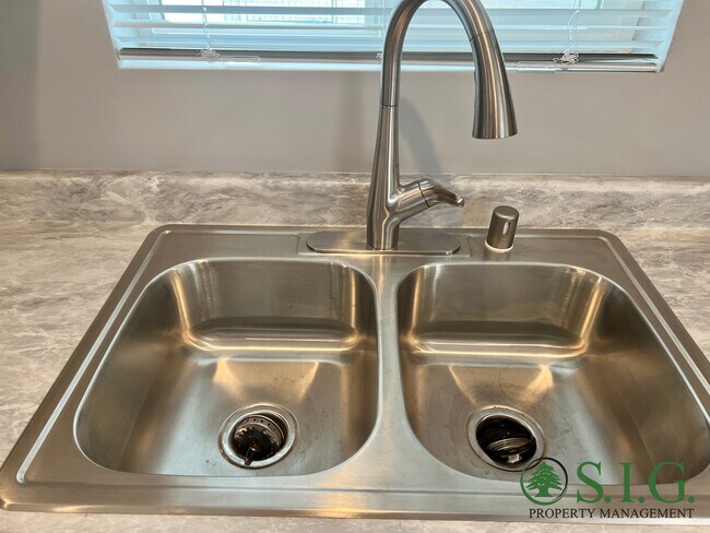 Building Photo - 11516 Kelowna St