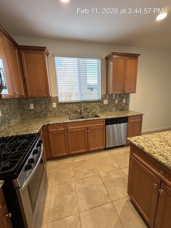 Building Photo - 4 Bedroom home! Rent Ready NW Visalia!