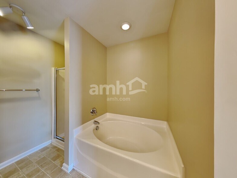 Building Photo - 1528 Pebble Ridge Dr