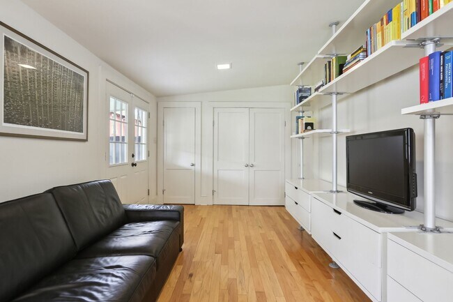 Building Photo - Fabulous Single Fam Uptown Home 3BD/2BA with great yard.