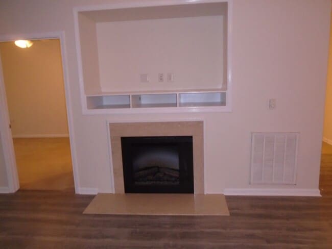 Building Photo - 635 Marshtree Ln
