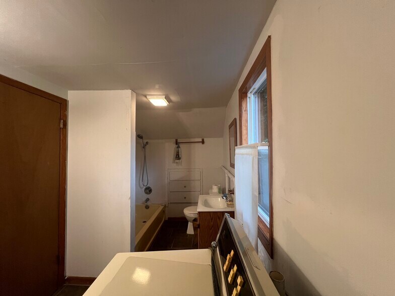 Building Photo - 816 Brown St