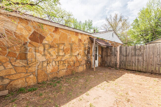 Building Photo - 2903 W Douglas Ave