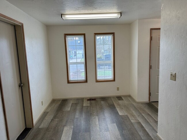 Building Photo - Cute 3-bedroom, 1-bathroom house in Springfield!