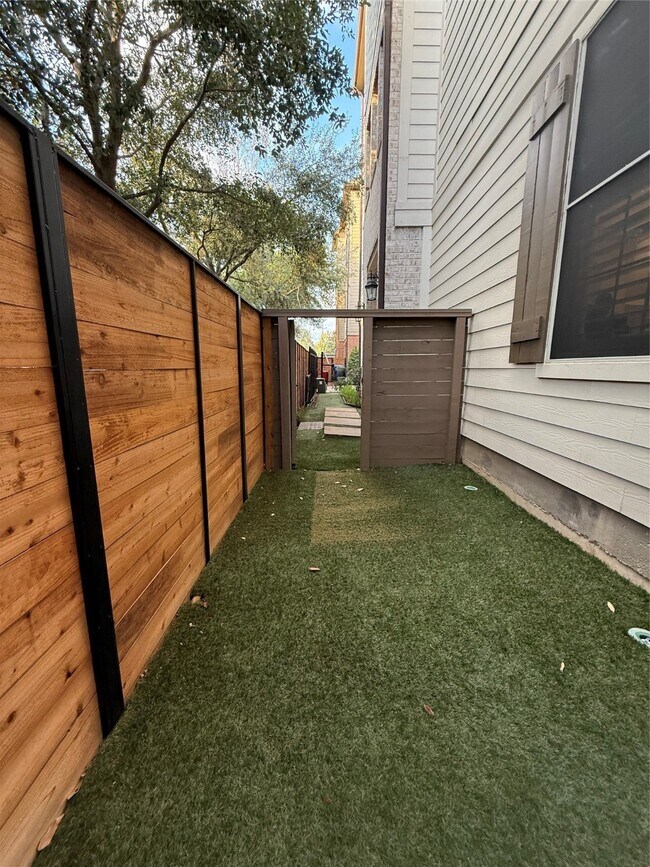 Building Photo - 620 Rutland St