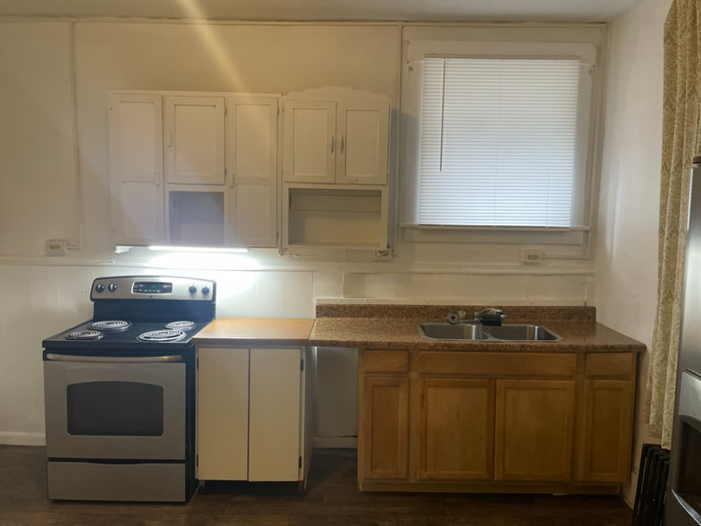 Building Photo - 326 Main St